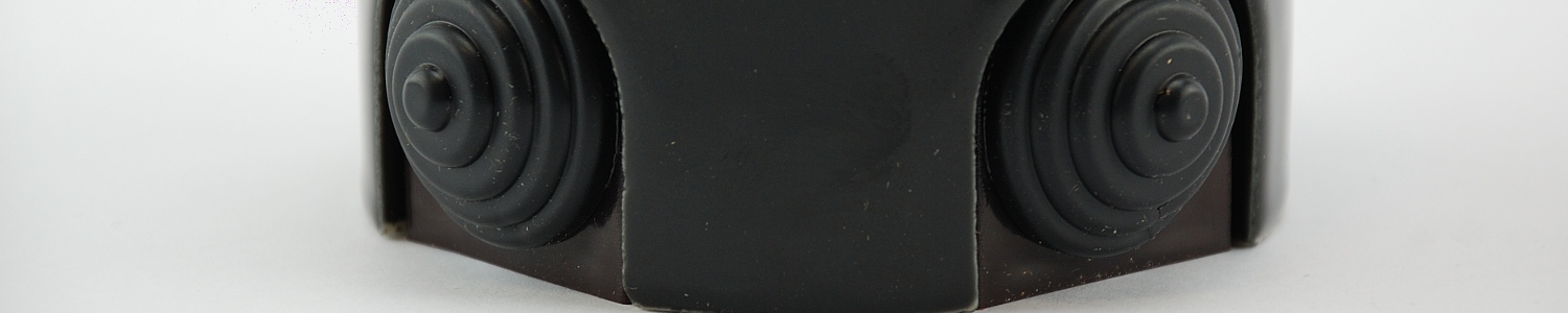 czarna puszka natynkowa ceramiczna
